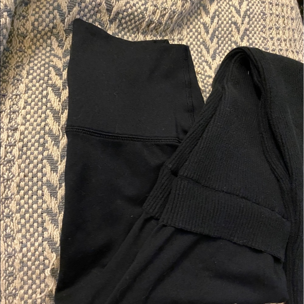 AE high waisted leggings. Avail in MED too.